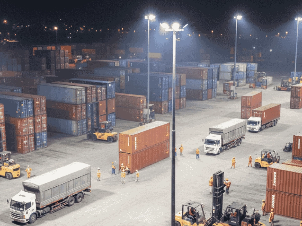 Đèn pha ngoài trời cho nhà xưởng: Nhìn hình là hiểu, chọn đúng không lo sai