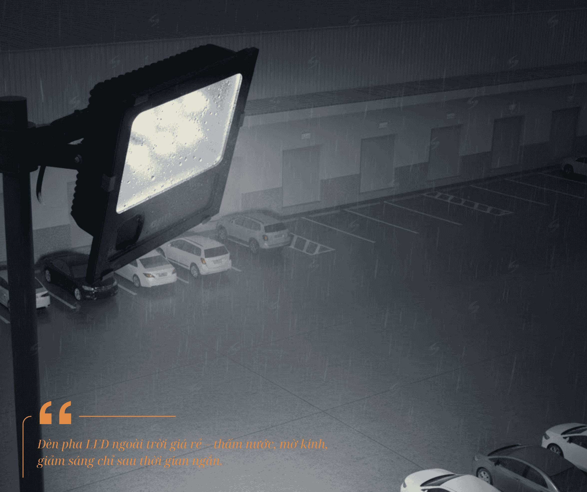 Đèn LED ngoài trời giá rẻ bị thấm nước, kính mờ hơi ẩm, ánh sáng yếu dần trong khuôn viên nhà xưởng.