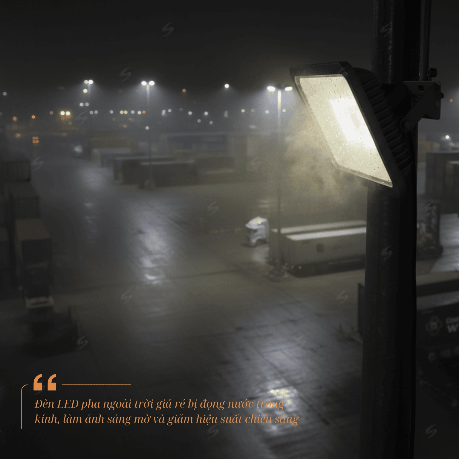 Đèn LED pha ngoài trời giá rẻ IP65 bị thấm nước, kính mờ hơi ẩm, ánh sáng yếu dần trong khuôn viên nhà xưởng.
