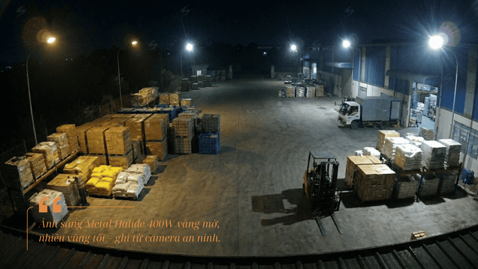 sân kho nhà xưởng chiếu sáng bằng đèn Metal Halide 400W cũ, ánh sáng vàng loang lổ