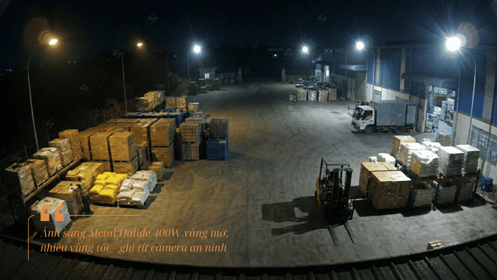 sân kho nhà xưởng chiếu sáng bằng đèn Metal Halide 400W cũ, ánh sáng vàng loang lổ