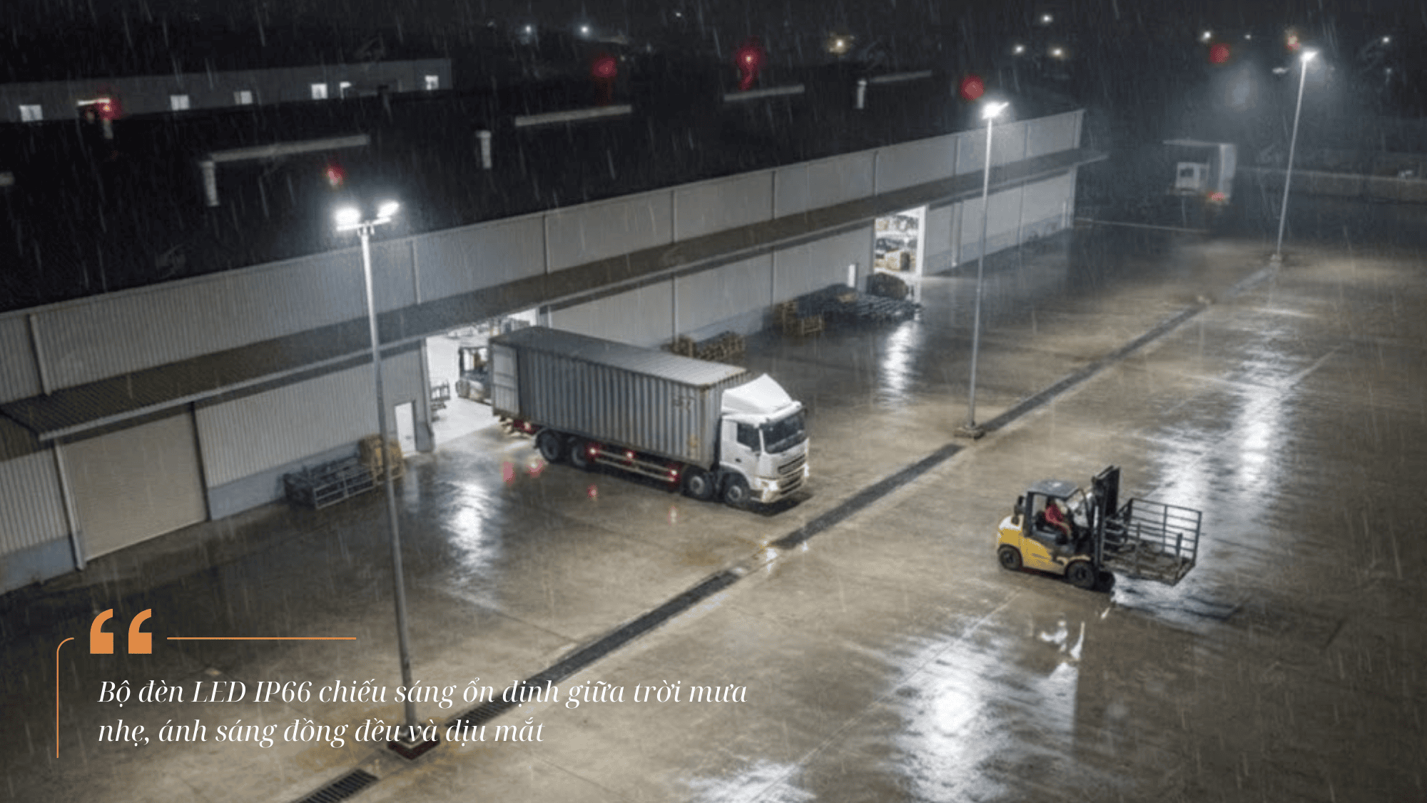 Bộ đèn LED IP66 chiếu sáng ổn định giữa trời mưa nhẹ, ánh sáng đồng đều và dịu mắt.