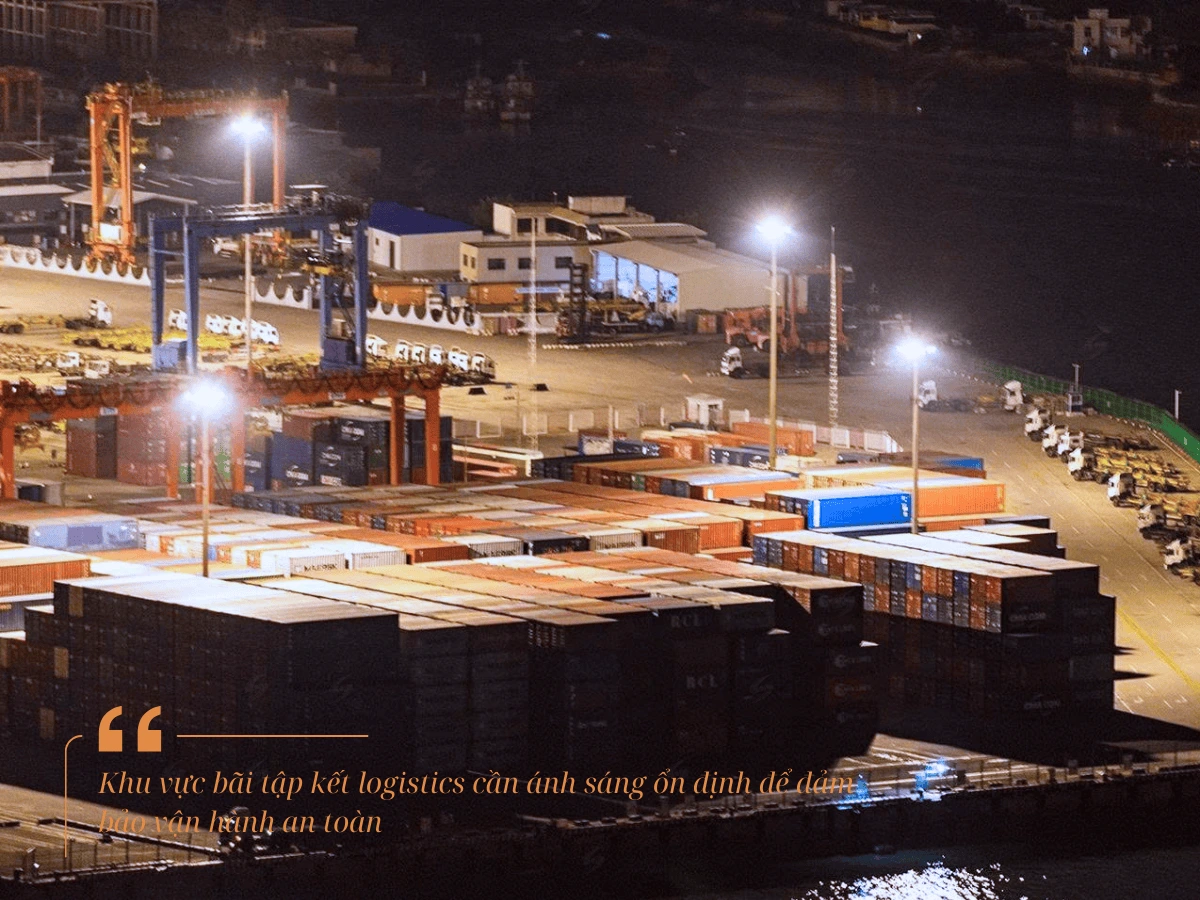 Khu vực sân kho nhà máy cần ánh sáng ổn định để xe nâng vận hành an toàn.