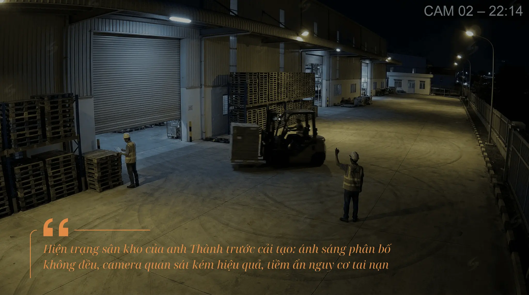 Hiện trạng sân kho của anh Thành trước cải tạo: ánh sáng phân bố không đều, camera quan sát kém hiệu quả, tiềm ẩn nguy cơ tai nạn