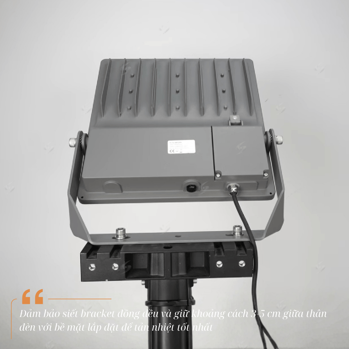 Cách lắp đèn pha LED chuẩn: Siết bracket đồng đều và giữ khoảng cách 3-5 cm giữa thân đèn với bề mặt lắp đặt để tản nhiệt tốt nhất