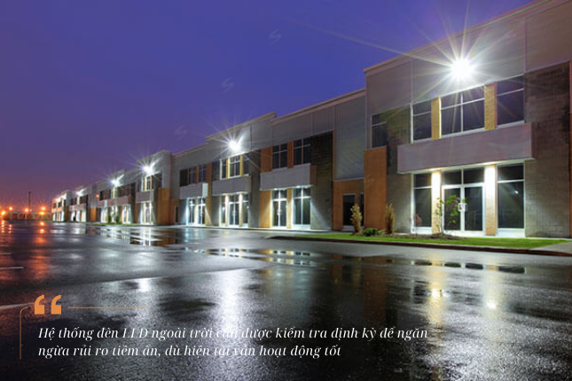 Hệ thống đèn LED ngoài trời tại nhà máy vẫn đang vận hành bình thường, nhưng rủi ro thường tích lũy âm thầm theo thời gian nếu không được kiểm tra định kỳ.