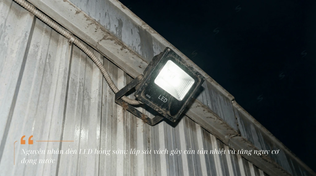 Nguyên nhân đèn LED hỏng sớm: lắp sát vách gây cản tản nhiệt và tăng nguy cơ đọng nước