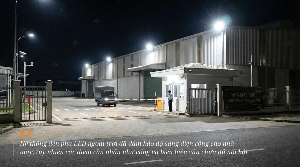 Hệ thống đèn pha LED ngoài trời nhà máy đủ sáng diện rộng, nhưng các vị trí cần nhấn như cổng, biển hiệu vẫn chưa thực sự rõ.
