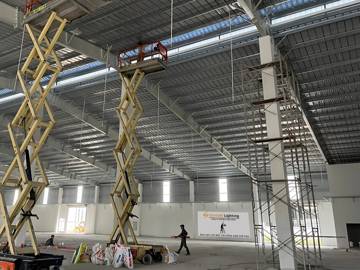 Lắp đặt đèn highbay xưởng sản xuất